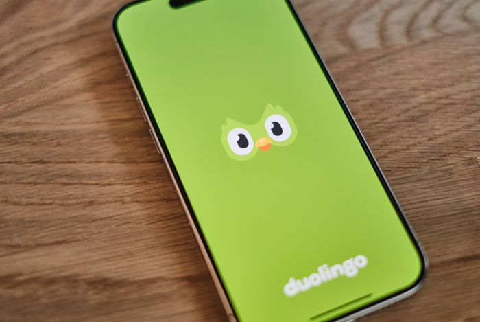 Teléfono con aplicación Duolingo abierta, ilustrando cómo los teléfonos ayudan a descubrir verdades ocultas. Teléfono con aplicación Duolingo abierta, ilustrando cómo los teléfonos ayudan a descubrir verdades ocultas.