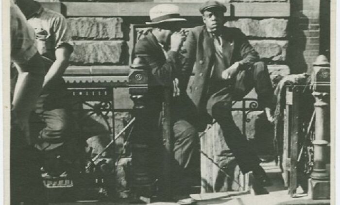 Hombres vintage con ropa antigua en una escena urbana capturada en una foto real inexplicada hasta hoy.