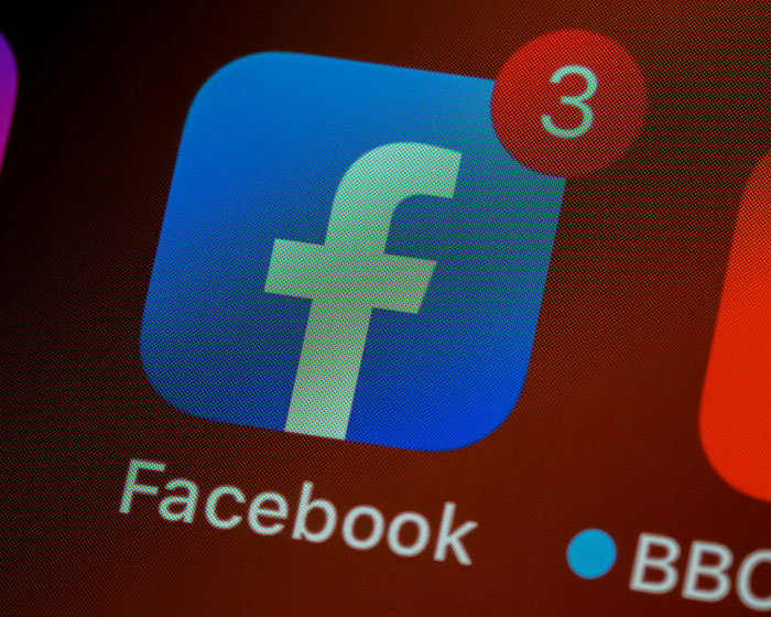 Ícono de la app de Facebook con notificaciones en un teléfono, mostrando uso de teléfonos para descubrir verdades ocultas. Ícono de la app de Facebook con notificaciones en un teléfono, mostrando uso de teléfonos para descubrir verdades ocultas.