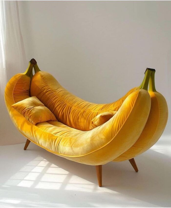 Sofá con forma de plátano amarillo diseñado como una inversión divertida y atractiva encontrada online.