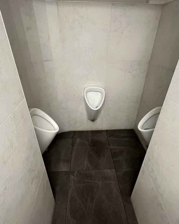 Orinales mal distribuidos en baño causando incomodidad y mostrando divertidos fallos de construcción inéditos.