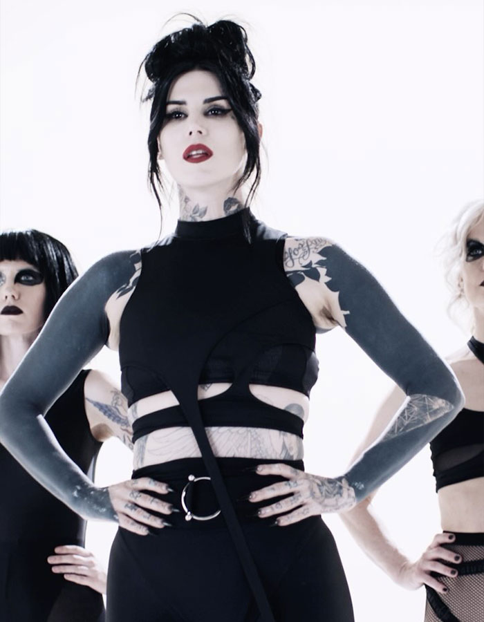 Kat Von D con transformación espectacular tras tatuarse 80% de su cuerpo de negro, posando con actitud desafiante.