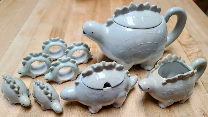 Juego de té y servilleteros con forma de dinosaurio, una inversión curiosa e irresistible encontrada en línea.