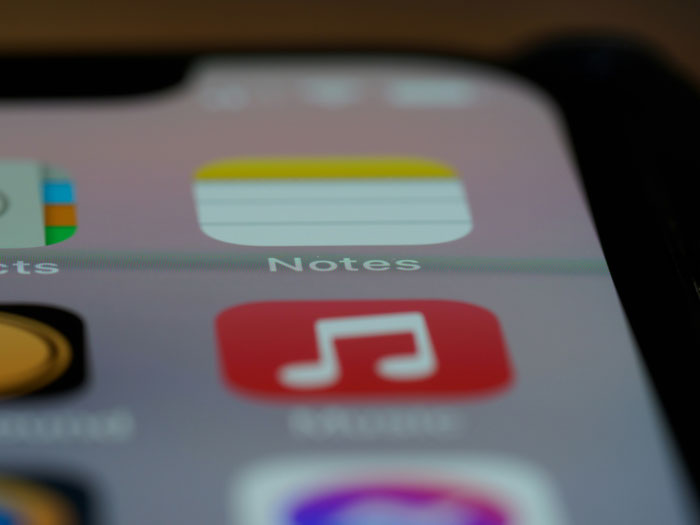 Primer plano de pantalla de teléfono con íconos de aplicaciones, ilustrando cómo los teléfonos ayudan a descubrir verdades ocultas. Primer plano de pantalla de teléfono con íconos de aplicaciones, ilustrando cómo los teléfonos ayudan a descubrir verdades ocultas.