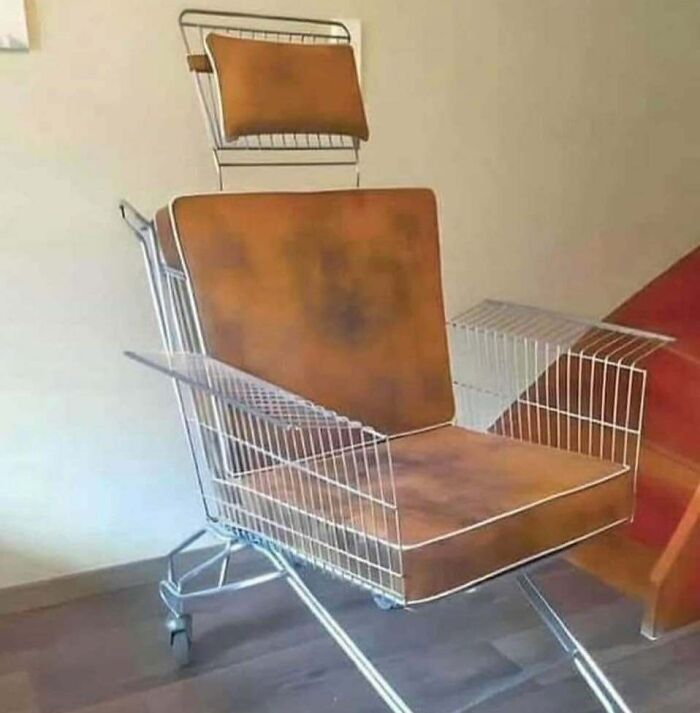 Silla construida con carro de supermercado y cojines, un divertido fallo de construcción para reír y llorar.