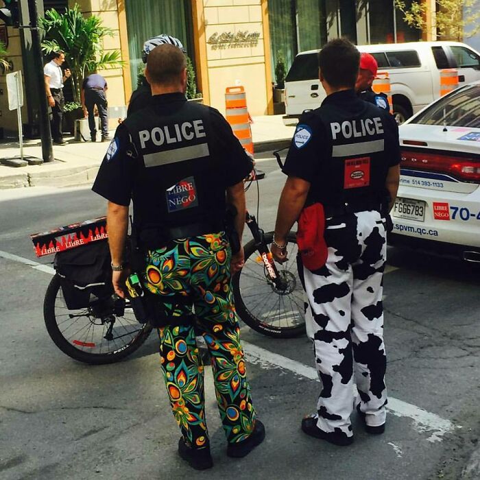 Policías con uniformes hilarantes y coloridos, usando pantalones con estampados extravagantes que llaman la atención.