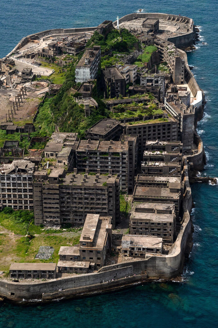 Isla abandonada con edificios en ruinas cubierta de vegetación junto al mar, escenario de eventos reales inquietantes y espeluznantes. Isla abandonada con edificios en ruinas cubierta de vegetación junto al mar, escenario de eventos reales inquietantes y espeluznantes.