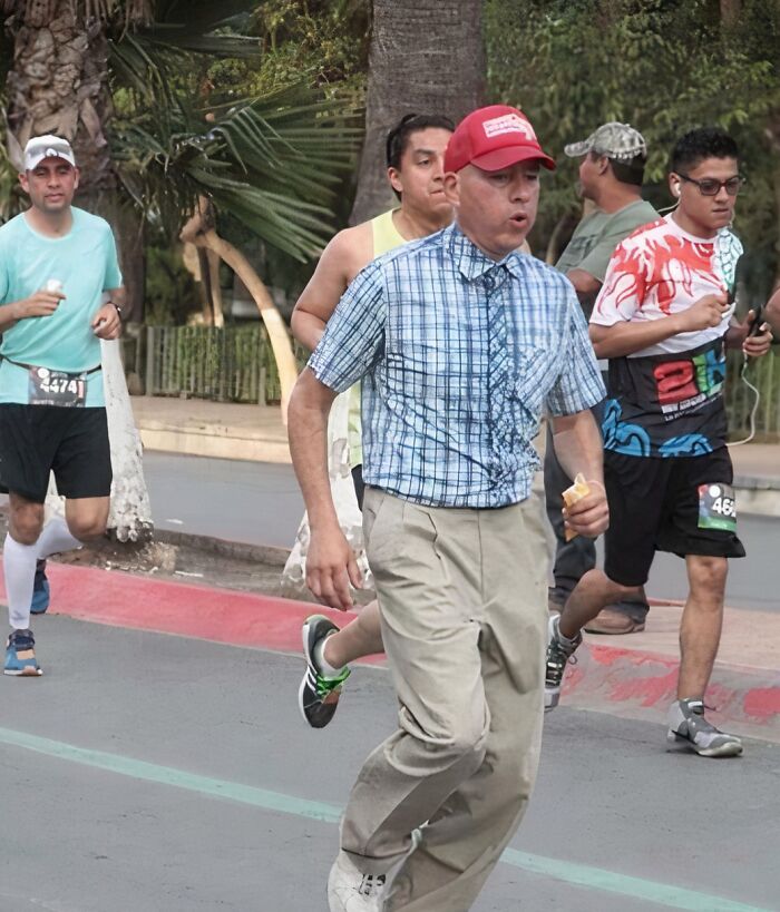 Hombres corriendo en una carrera con uniformes divertidos que hacen cuestionar su diseño original.