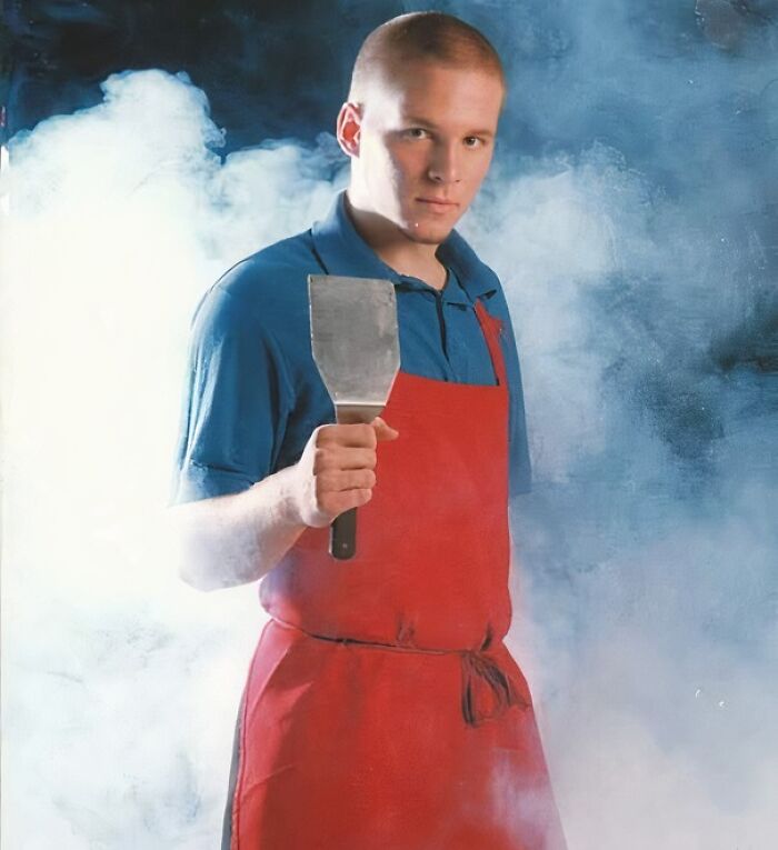 Hombre con uniforme curioso y divertido sosteniendo espátula, cuestionando diseños de uniformes hilarantes y únicos.
