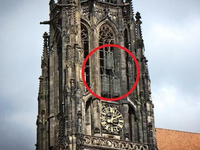 Estructura gótica con celdas de prisión en torre antigua, evento real espeluznante compartido en línea. Estructura gótica con celdas de prisión en torre antigua, evento real espeluznante compartido en línea.