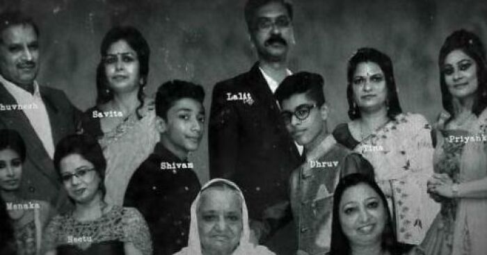 Foto en blanco y negro de una familia reunida, evento de la vida real inquietante que causó impacto en redes sociales. Foto en blanco y negro de una familia reunida, evento de la vida real inquietante que causó impacto en redes sociales.