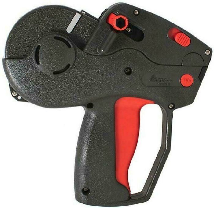 Etiqueta alt en español: Pistola etiquetadora antigua usada para marcar productos, foto de cosas que ya no existen y transportan al pasado.