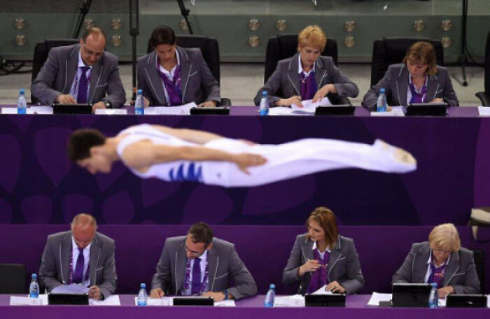 Atleta en pleno salto capturado de forma inesperada durante competición, mostrando un momento mejor de lo esperado.