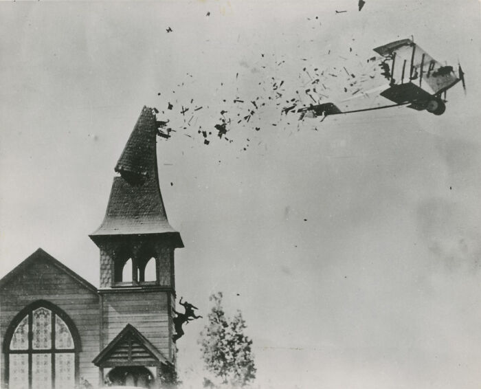 Avión chocando contra iglesia en foto inesperada capturada mejor que la esperada, ejemplo de imágenes sorprendentes.