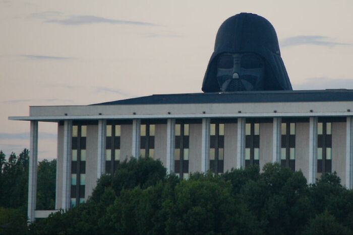 Edificio con casco gigante de Darth Vader en la azotea, un ejemplo de foto mejor de lo esperado por accidente.