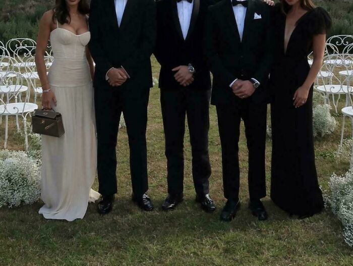 Pareja y acompañantes en boda, con vestidos formales, en ceremonia al aire libre, destacando moda de boda y estilo nupcial.