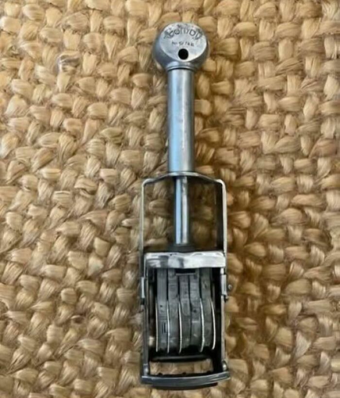 Objeto metálico antiguo con ruedas numeradas, foto de cosas que ya no existen y evocan recuerdos en personas reales.