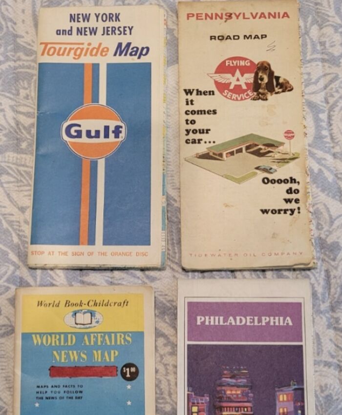 Mapas antiguos de carretera y guías de viaje, objetos que ya no existen que evocan nostalgia en quienes los vieron.