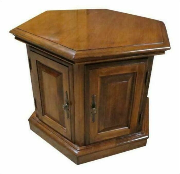 Mesa octogonal antigua de madera con puertas, ejemplo de cosas que ya no existen y generan nostalgia en la gente.