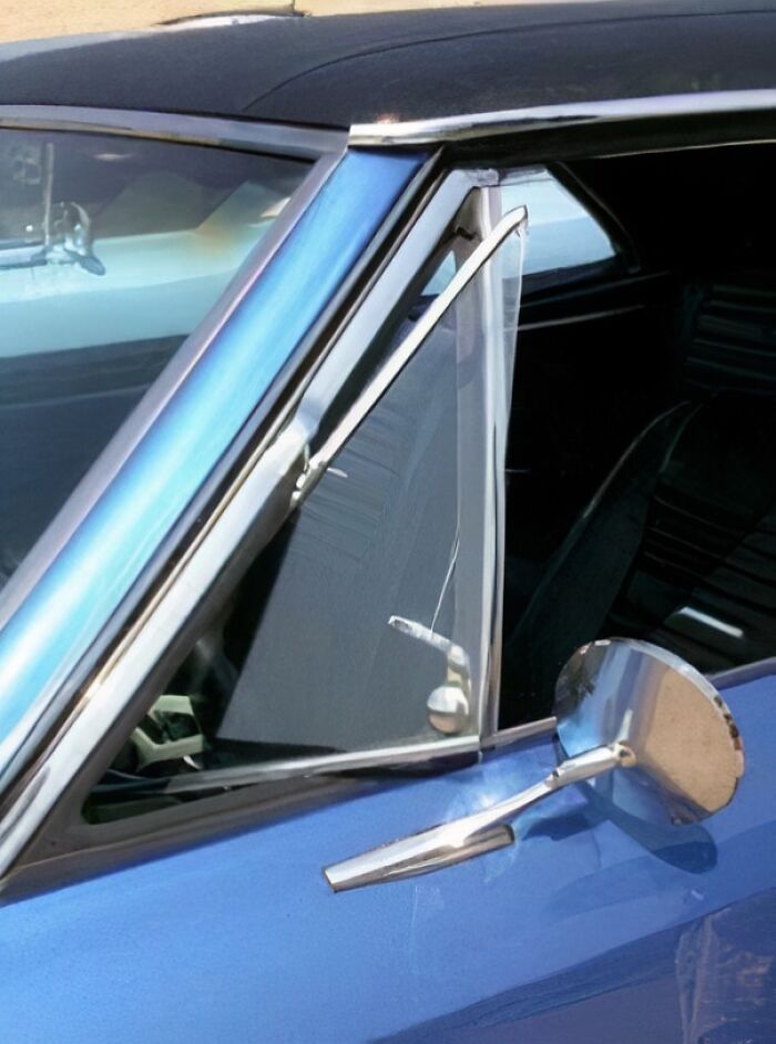 Ventana y retrovisor cromados de coche clásico azul, ejemplo de cosas que no existen y hacen sentir viejo a quienes lo vieron.