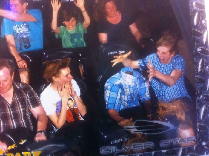 Personas con gran sentido del humor en fotos divertidas en parques de diversiones disfrutando en montañas rusas.