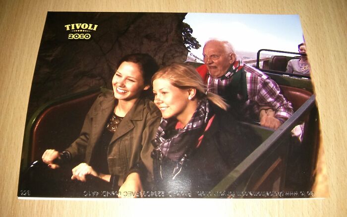 Personas con gran sentido del humor disfrutando un paseo divertido en un parque de diversiones sonrientes y emocionadas.