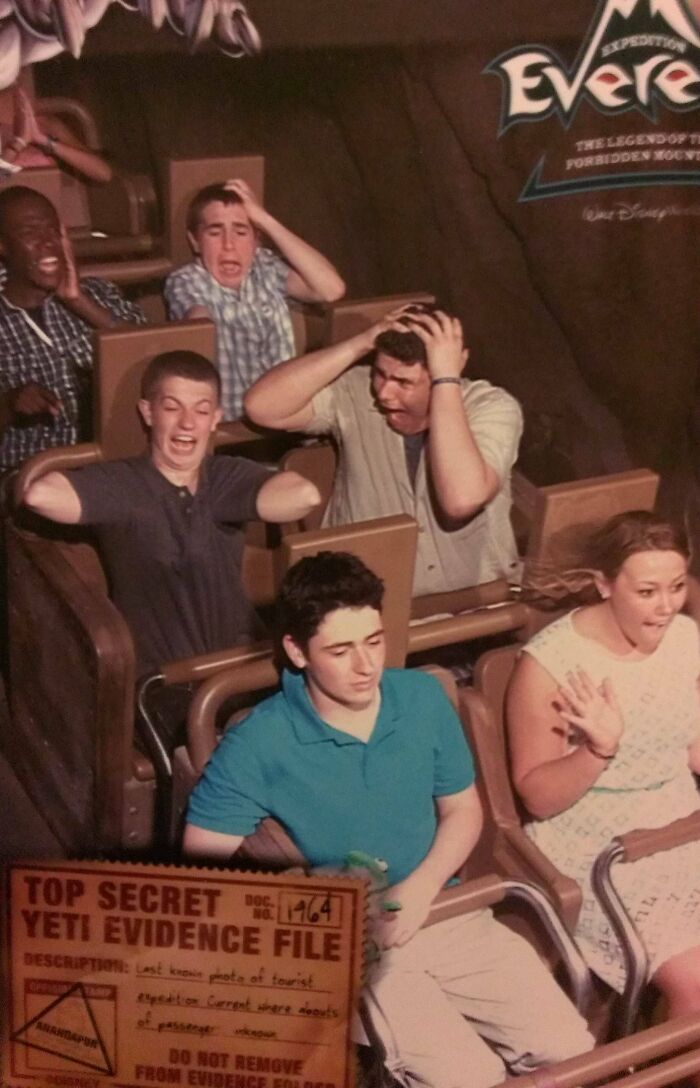 Personas con gran sentido del humor en fotos divertidas tomadas en parques de atracciones en una montaña rusa.