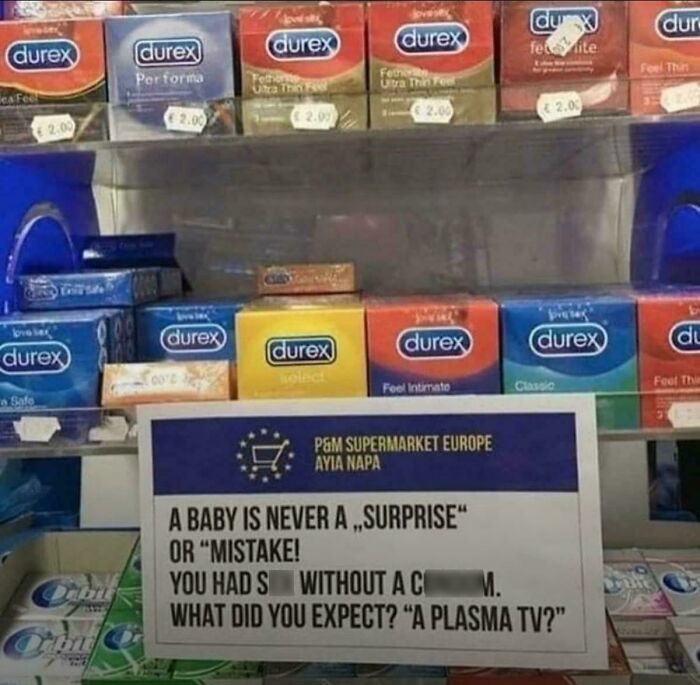 Exhibidor de condones Durex con cartel extraño que combina lo sagrado y lo maldito en fotos curiosas y raras.