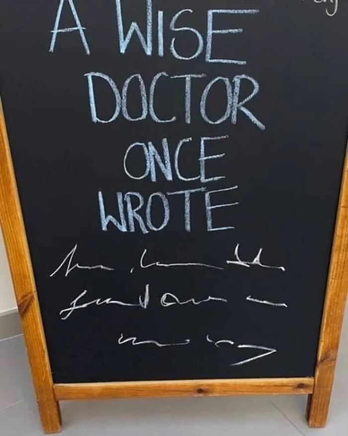 Pizarra con escritura en tiza que muestra letra de médico, imagen extraña que se volvió sagrada y maldita al mismo tiempo.