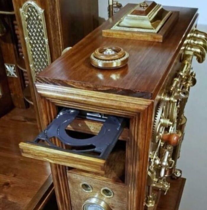 Mueble de madera con diseño extraño y mecanismo dorado, imagen de curiosidades raras y peculiares.