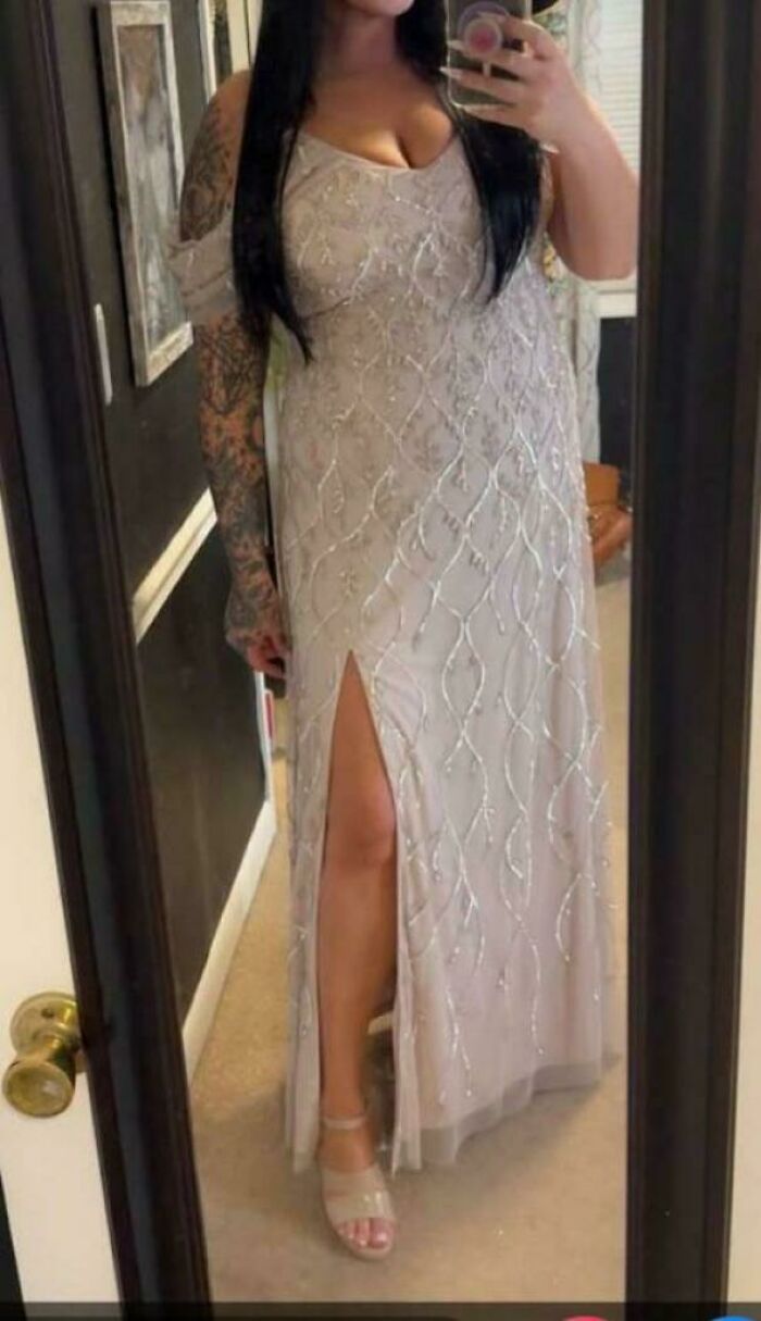 Mujer con vestido de boda con abertura, mostrando un estilo criticado en imágenes de novias y invitados en bodas.