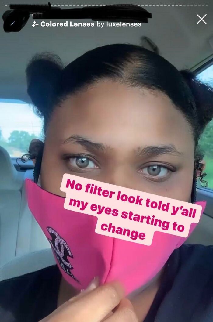 Primer plano de influencer con lentes de contacto de colores y mascarilla rosa, mostrando cambios en sus ojos sin filtro.