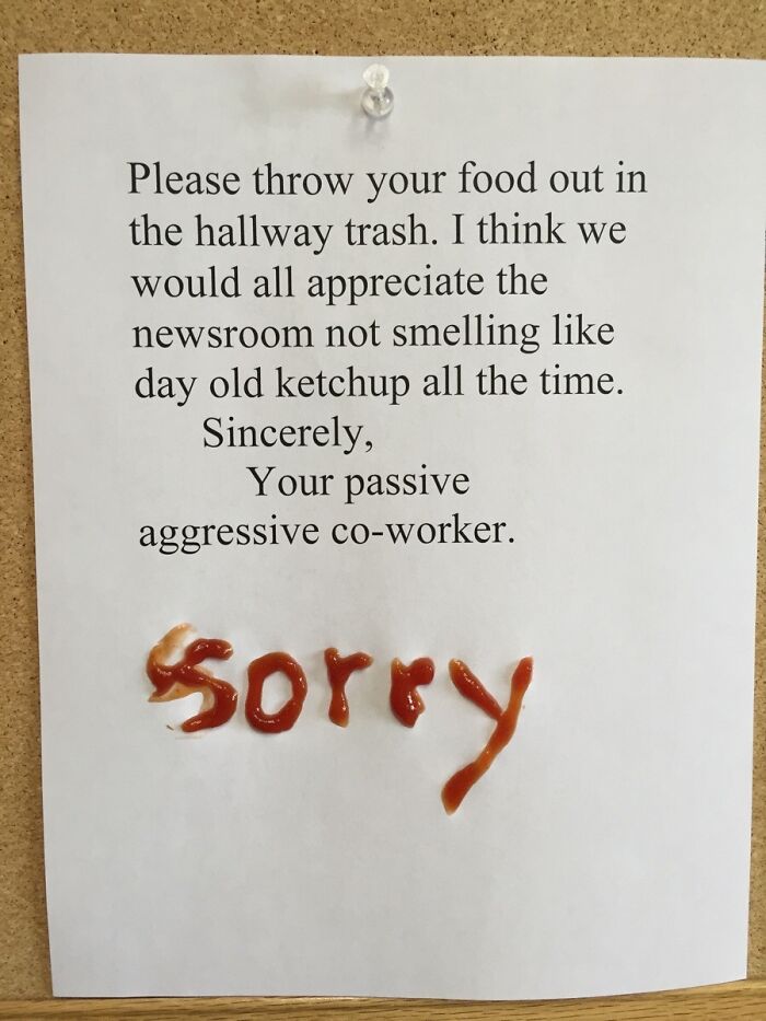 Nota pasivo-agresiva en el trabajo que pide tirar comida en la basura para evitar mal olor en la sala de redacción.