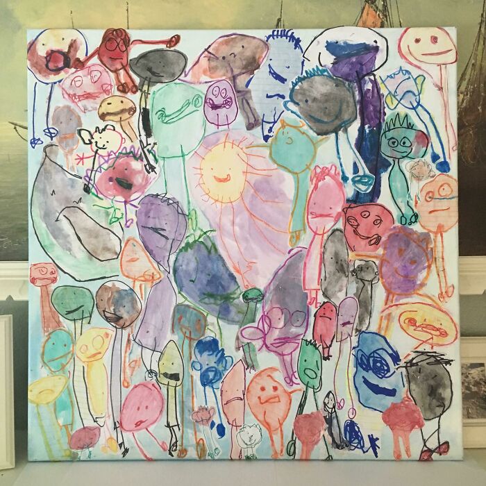 Dibujo infantil colorido con figuras divertidas y tiernas, perfecto para momentos de madres graciosas y cariñosas.