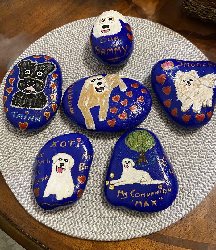 Piedras pintadas con dibujos divertidos y tiernos, reflejando amor y alegría de moms felices y creativas.