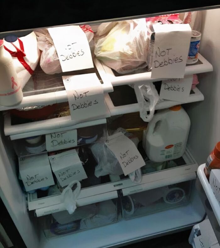 Notas pasivo-agresivas en el refrigerador de oficina con mensajes repetidos para inspirar en el trabajo.