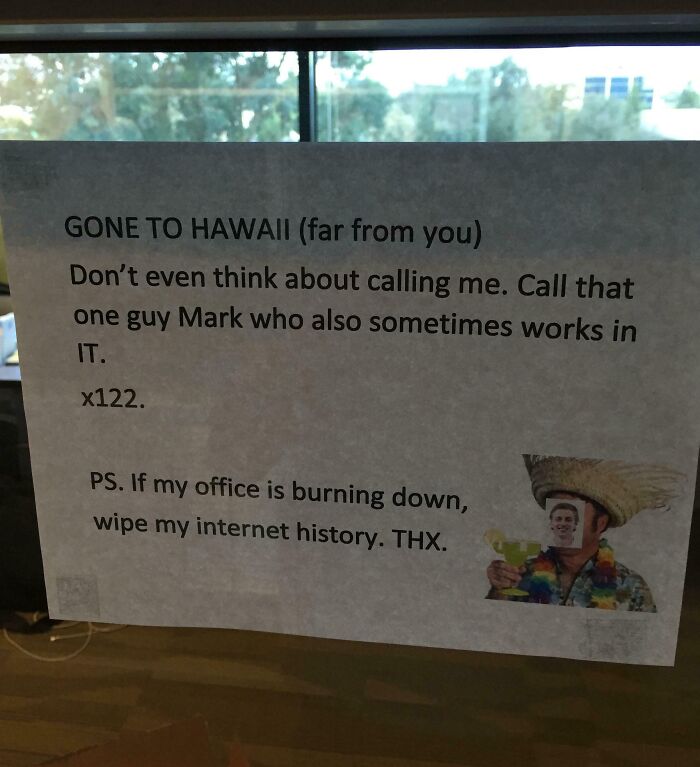 Nota pasivo-agresiva en oficina que indica estar en Hawaii, pidiendo no llamar y borrar historial de internet si hay incendio.
