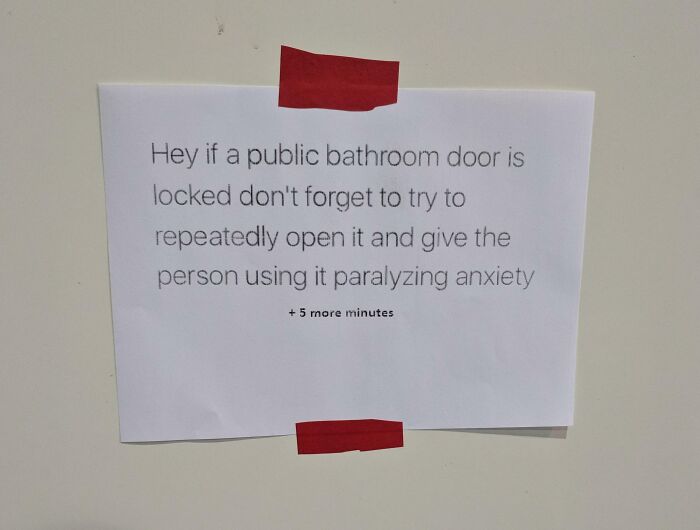 Nota pasivo-agresiva en el trabajo que sugiere abrir repetidamente la puerta del baño público bloqueada para causar ansiedad.
