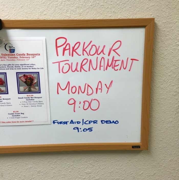 Pizarra blanca con nota manuscrita sobre torneo de parkour, ejemplo de mensajes pasivo-agresivos en el trabajo.