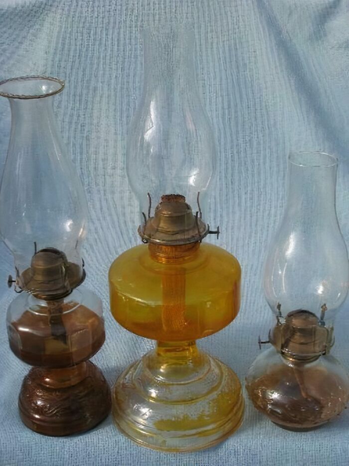 Tres lámparas de aceite antiguas que ya no existen, mostrando objetos que hacen sentir viejas a las personas.
