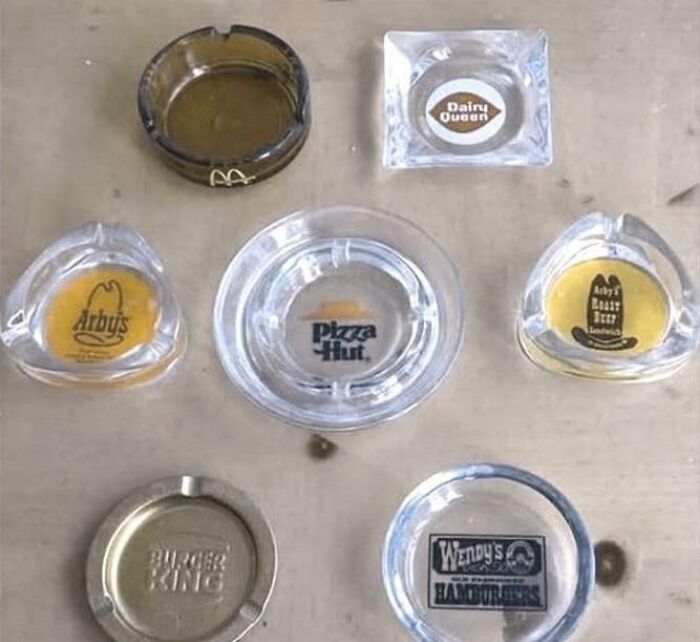 Ceniceros vintage de marcas de comida rápida que ya no existen, recordando objetos que desaparecieron con el tiempo.