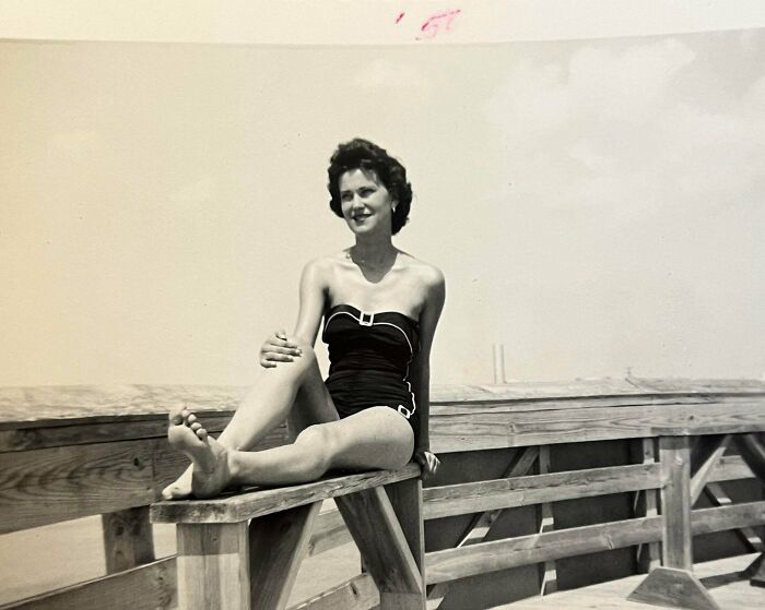 Mujer vintage relajándose en un muelle, disfrutando de un tiempo diferente y divertido, recordando la diversión pasada. Mujer vintage relajándose en un muelle, disfrutando de un tiempo diferente y divertido, recordando la diversión pasada.