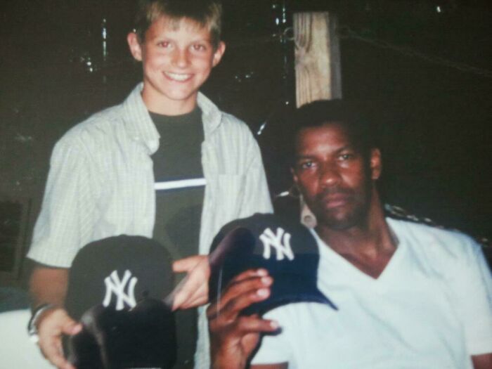 Jóvenes disfrutando y mostrando gorras de los Yankees en un momento divertido y relajado. Jóvenes disfrutando y mostrando gorras de los Yankees en un momento divertido y relajado.