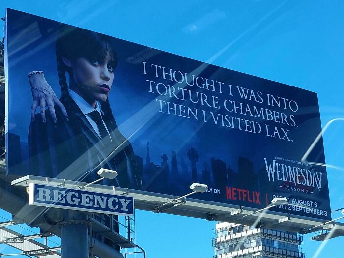 Cartel publicitario divertido y extraño de la serie Wednesday en Netflix, mostrando un mensaje inesperado sobre LAX.