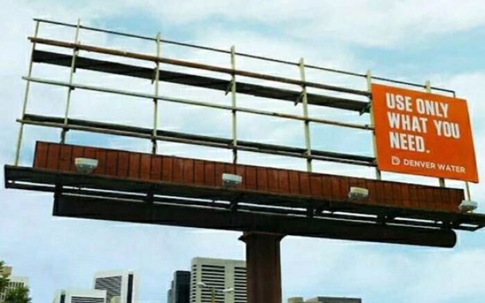 Cartel publicitario divertido y creativo de Denver Water con mensaje sobre el uso responsable del agua en un entorno urbano.