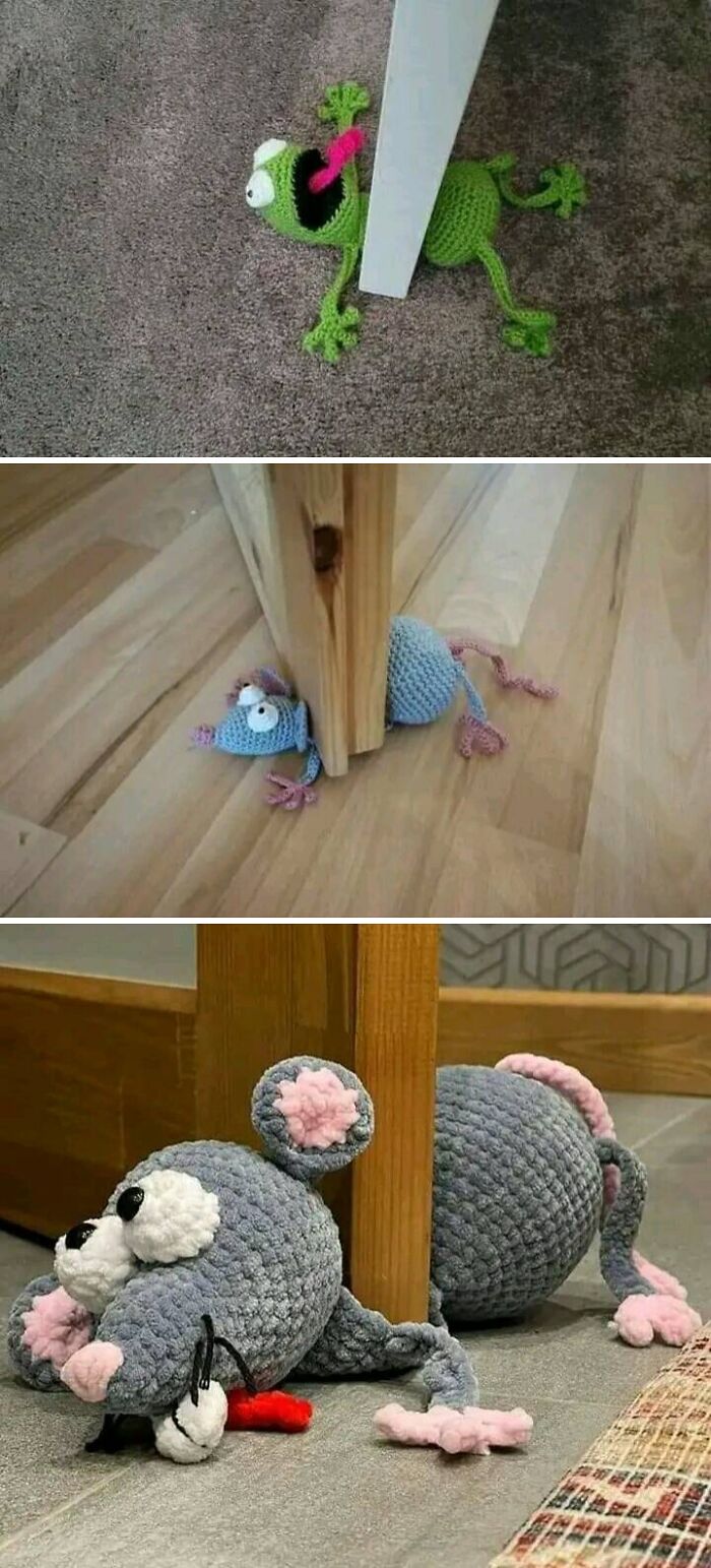 Muñecos tejidos que aparentan estar atrapados en puertas, cosas ridículamente irresistibles encontradas en línea.