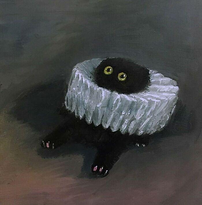 Gato medieval negro con golilla blanca, ojos grandes y expresión divertida en imagen humorística histórica.