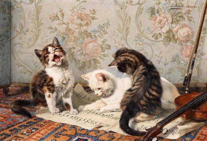 Tres gatos medievales jugando sobre partituras, ilustración divertida sobre gatos históricos y su comportamiento gracioso.