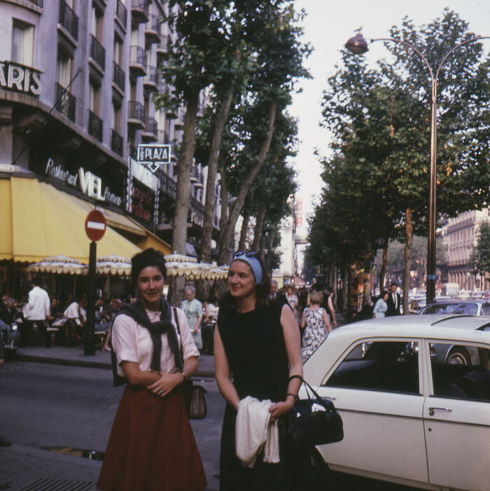 Dos mujeres sonrientes en la calle, disfrutando un momento divertido durante una época muy diferente. Dos mujeres sonrientes en la calle, disfrutando un momento divertido durante una época muy diferente.