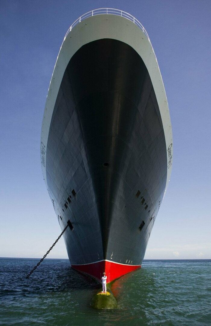 Barco enorme con persona en primer plano mostrando el tamaño real del cuerpo humano y objetos a su escala.